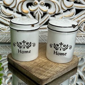 Sweet vintage, looking salt and pepper shakers